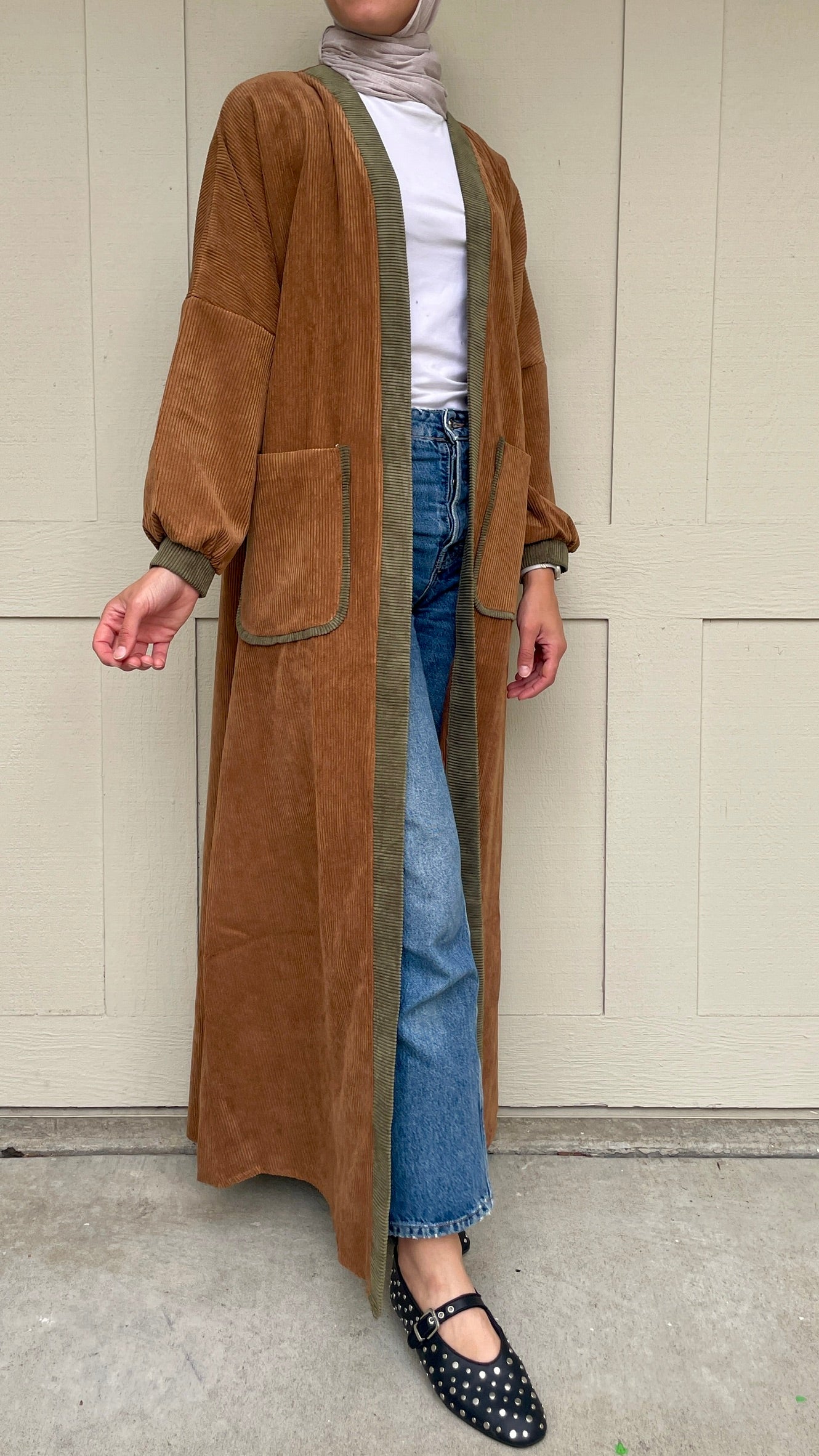 open abaya cardigan style in classsic camel color with green details
