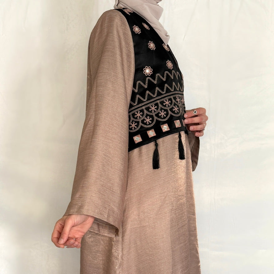 close up look to the embroidery of the kimono style abaya
