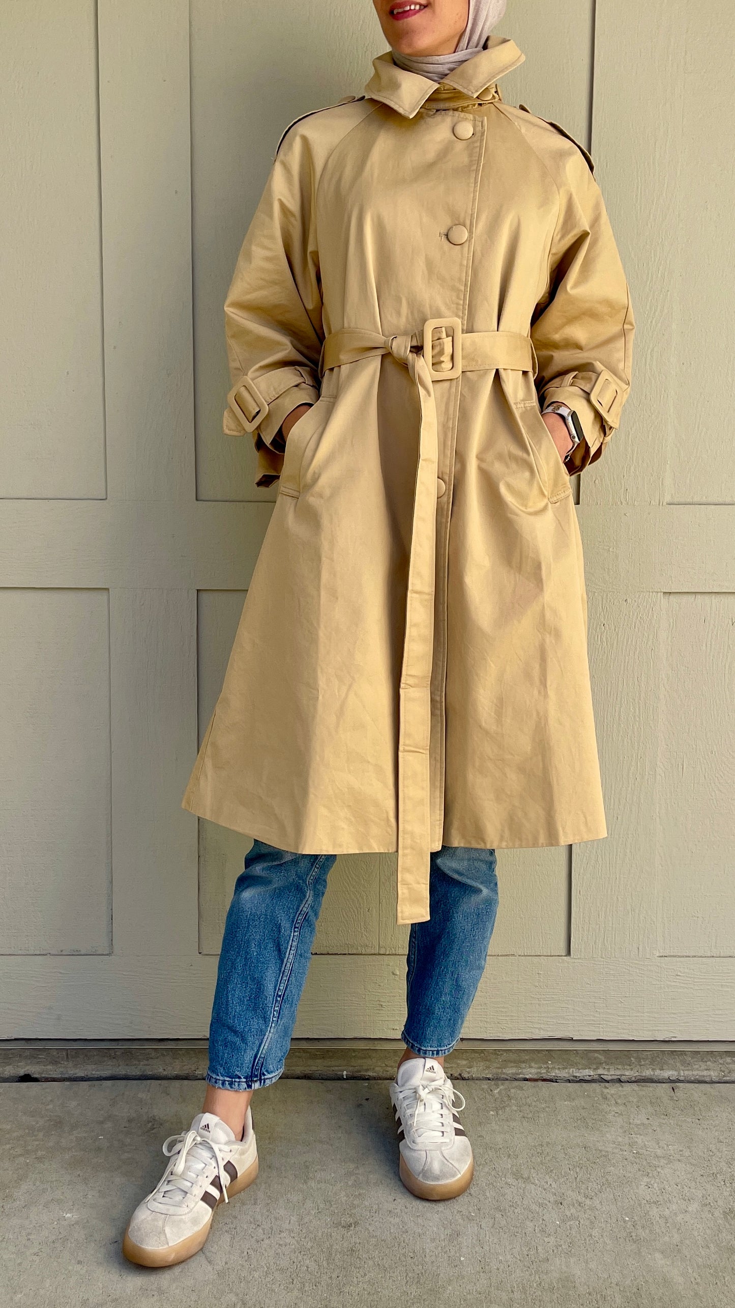 Closed trench coat in beige color with buttons