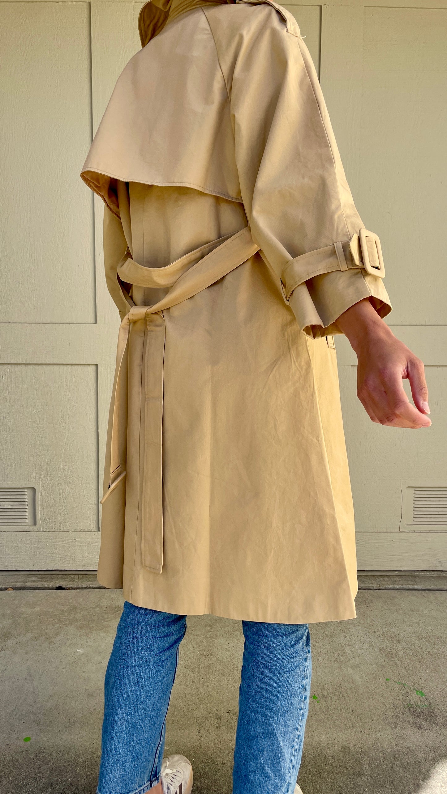 Beige trench coat with belt and wide sleeve