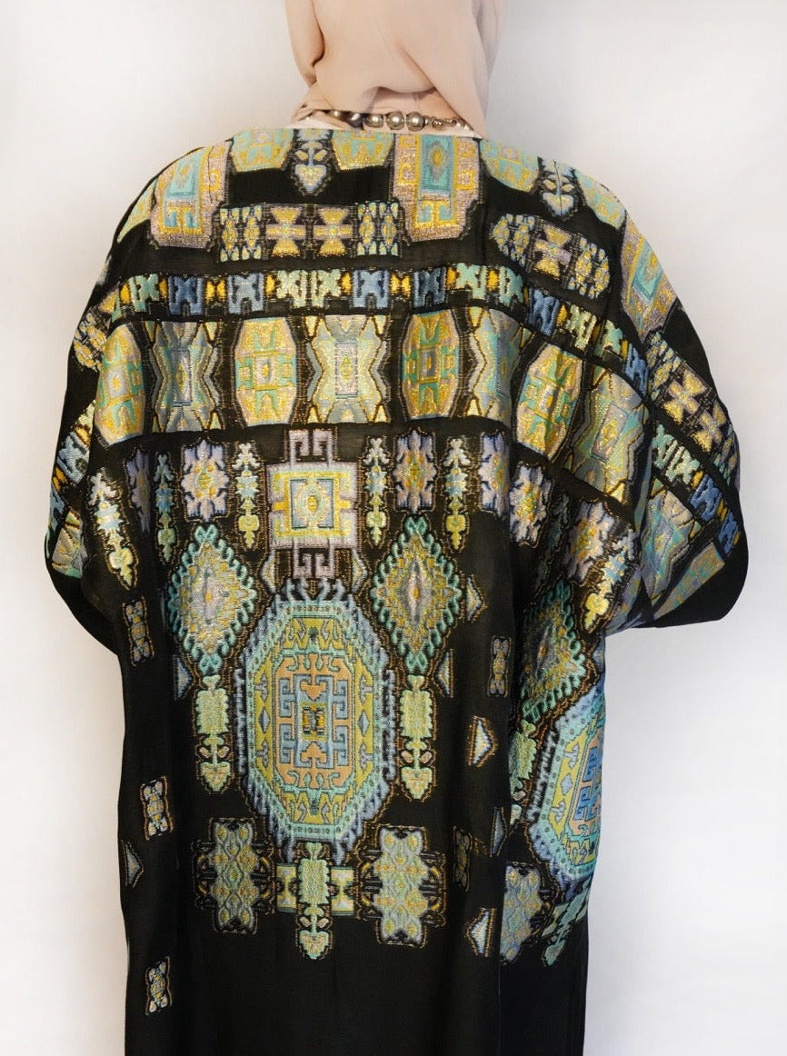 the details of the back design of the abaya